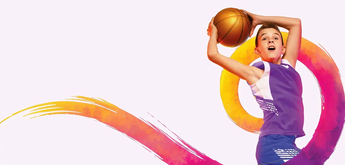 Dreng der spiller basketball